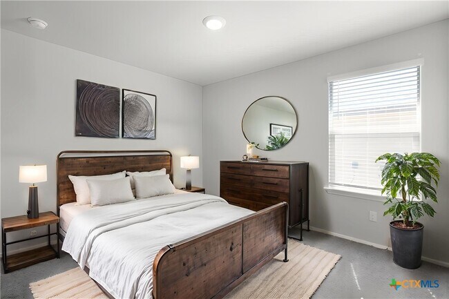 Building Photo - 1321 Lindsey Dr