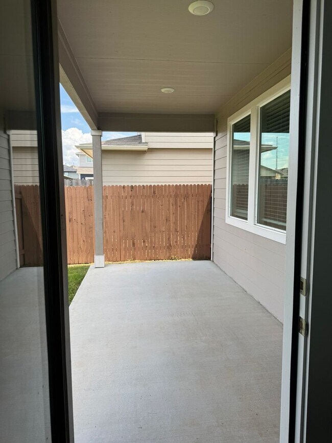 Building Photo - Ready for move-in! Spacious 4-bedroom, 3-b...