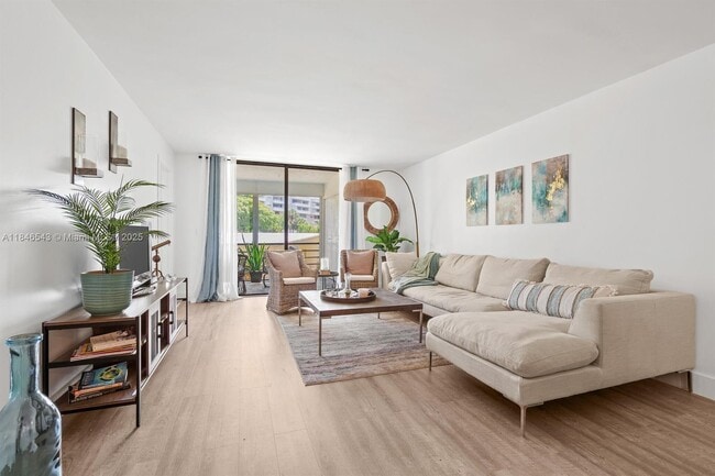 Building Photo - 555 Banyan Tree Ln