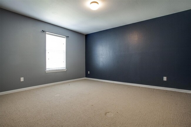 Building Photo - 1420 Canary Dr