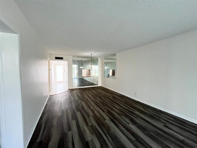 Building Photo - 6005 Del Lago Cir