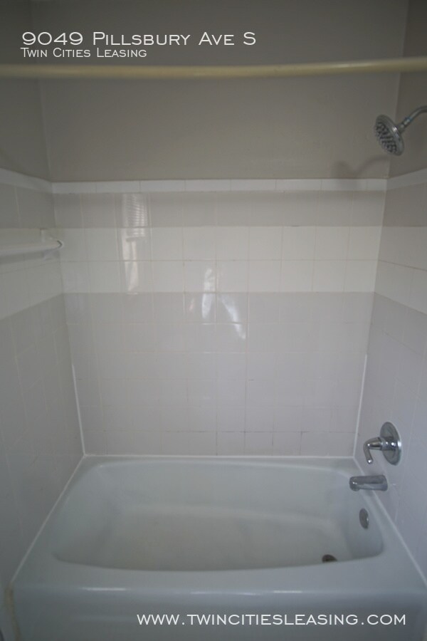 Building Photo - 3 Bedrooms Top Level w/ Full Bath - 2 Car ...