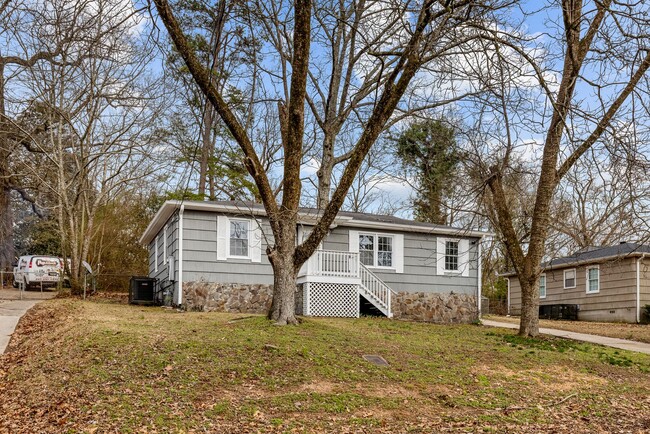 Building Photo - Beautifully Renovated 3 Bedroom 2 Bath Hom...