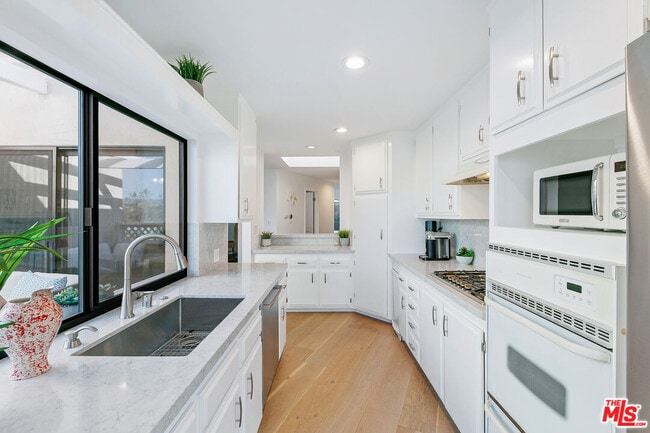 Building Photo - 6502 Dume Dr