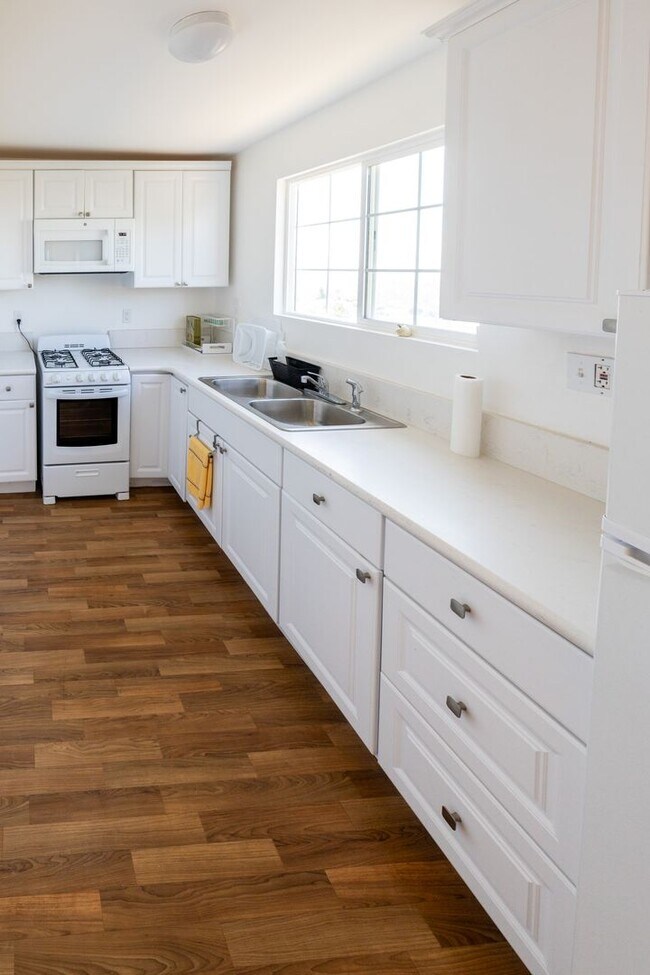 Building Photo - Studio with incredible views of the Bay!