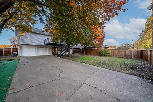 Building Photo - 2301 Summit Dr