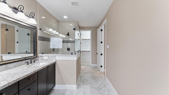 Building Photo - 922 W 20th St