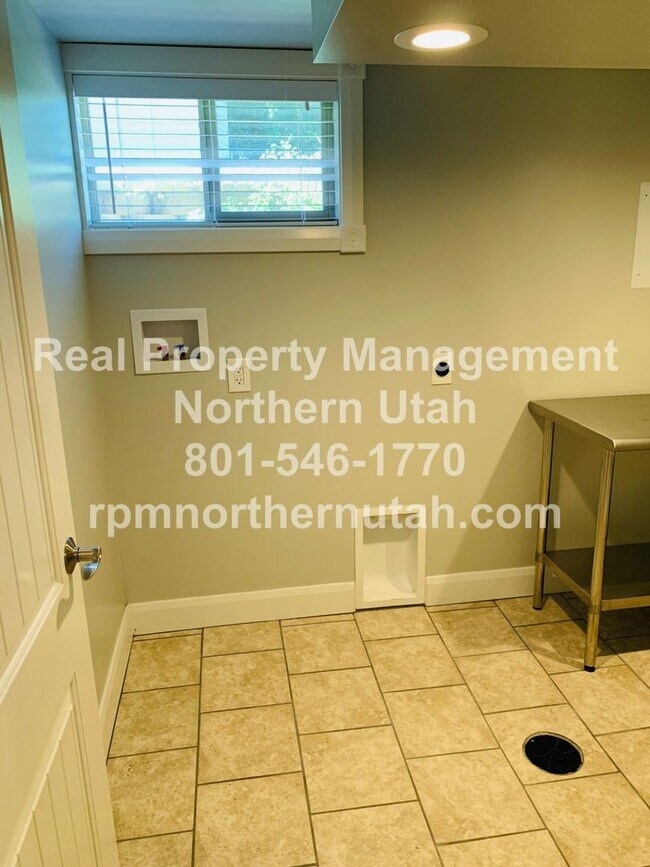 Building Photo - Beautiful 4 Bed 2 Bath Ogden Home Coming S...