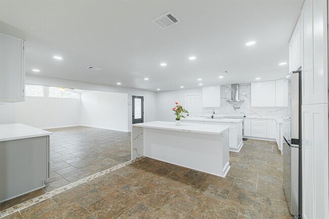 Building Photo - 10055 Larston St