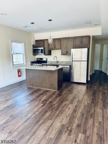 Building Photo - 3 Bank St