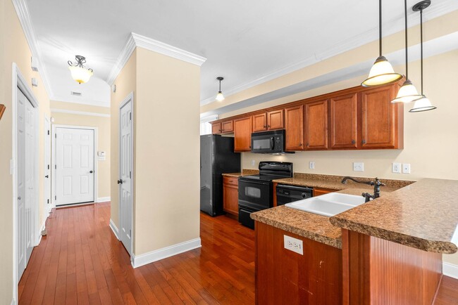 Building Photo - 2 Bedroom 2 1/2 Bath Dog Friendly Condo Fo...