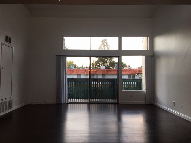 Primary Photo - 5700 Etiwanda Ave