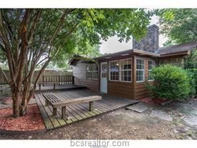 Building Photo - Updated 4 Bed, 2 Bath with Spacious Rooms!