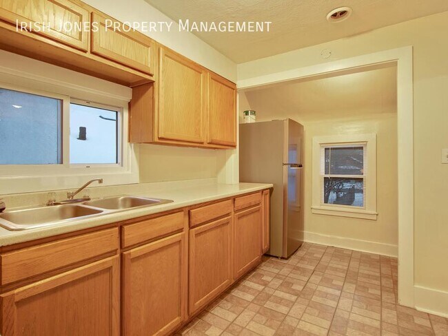 Building Photo - 36 Scott St