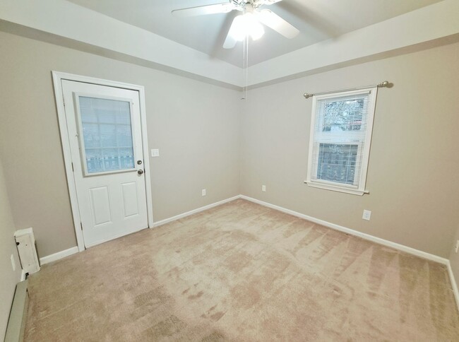 Building Photo - 4 Bed / 2 Bath Single Family with 1 Bed / ...