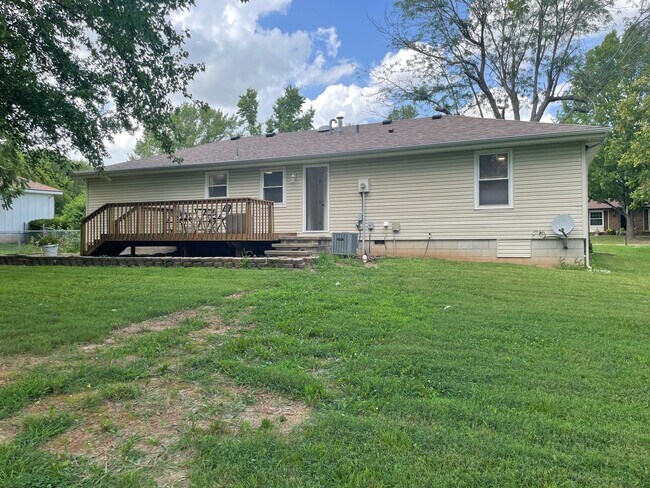 Building Photo - Great Location 3 bedroom 1 bath 1car garage