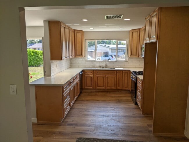 Building Photo - 3 bed, 2 bath single story home - JUST REM...