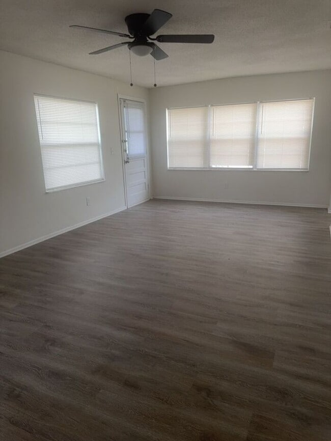 Building Photo - Remodeled 1/2 duplex on corner lot in St. Cloud