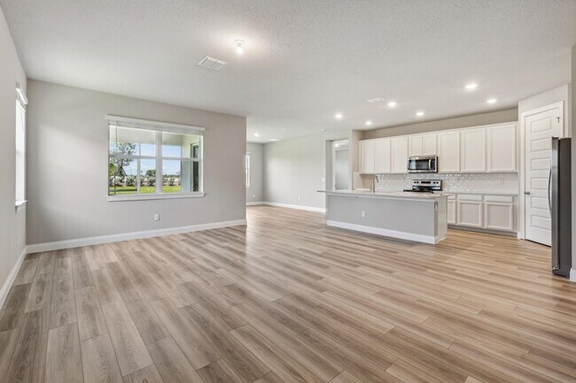 Building Photo - 6632 Cloverdale Ave