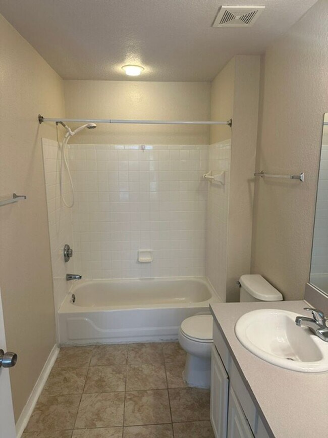 Building Photo - 13700 Richmond Park Dr N