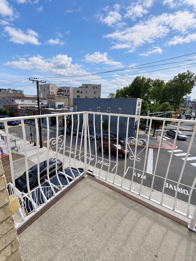 Building Photo - 612 3rd St