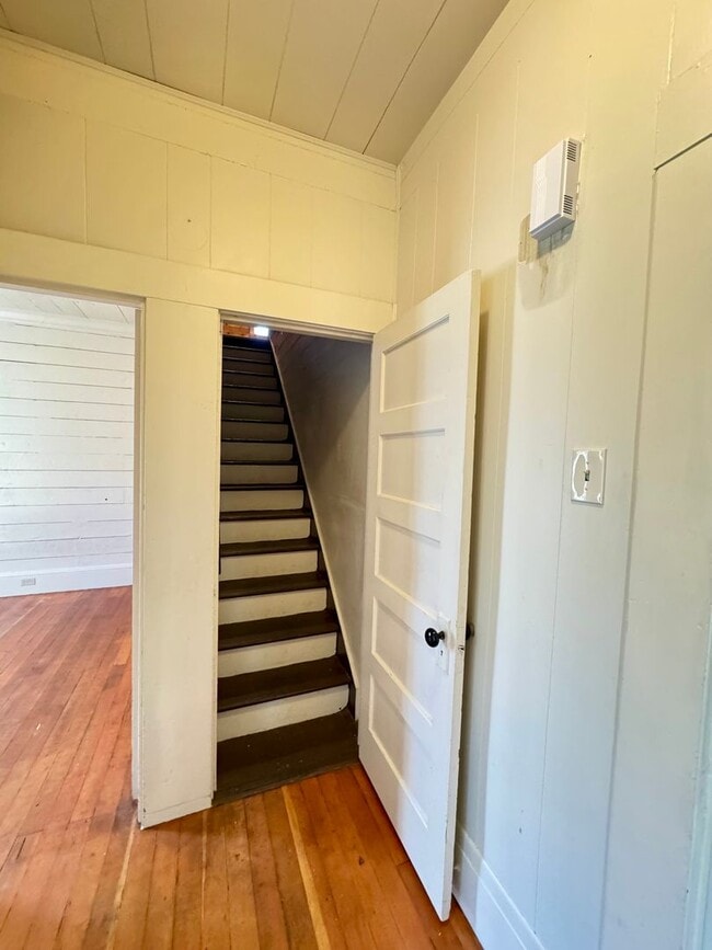 Building Photo - 2 Story home close to downtown