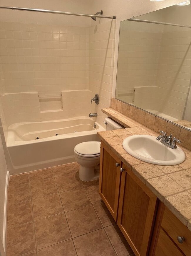 Building Photo - Grand Oaks 2 bedroom Condo