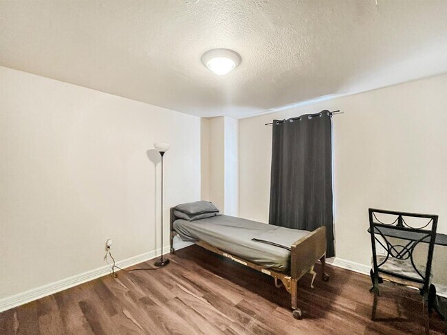 Building Photo - 5715 Ladonia St