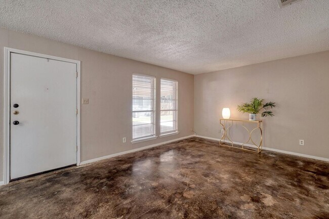 Building Photo - Cozy 2-Bedroom Duplex in Prime North Austi...