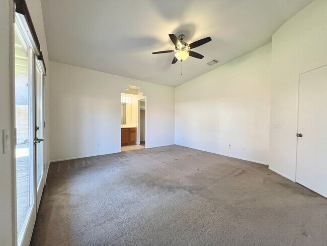 Building Photo - AVAILABLE NOW!!! 3 Bedroom 2 Bathroom Home in La Quinta