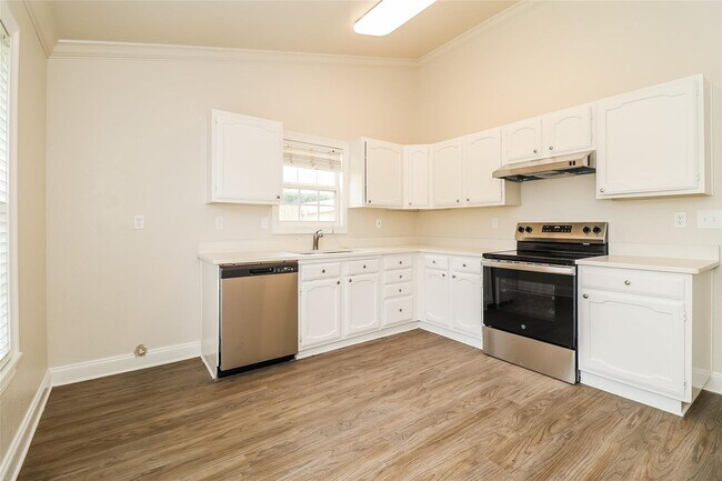 Building Photo - Spacious 4BR Home with Vaulted Ceilings, Fireplace & Large Backyard!