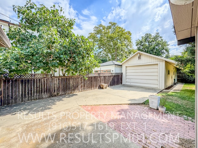 Building Photo - Adorable 2 Bedroom Charmer