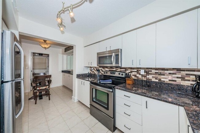 Building Photo - 6083 Bahia Del Mar Cir N