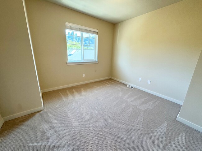 Building Photo - Spacious 2 bedroom 2 1/2 bath Plus Den  to...