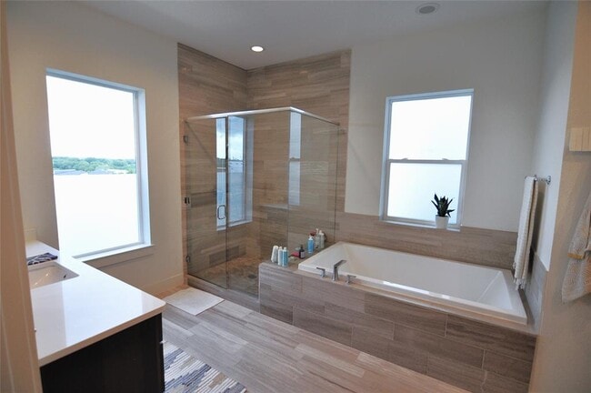 Building Photo - 6117 Seville Dr