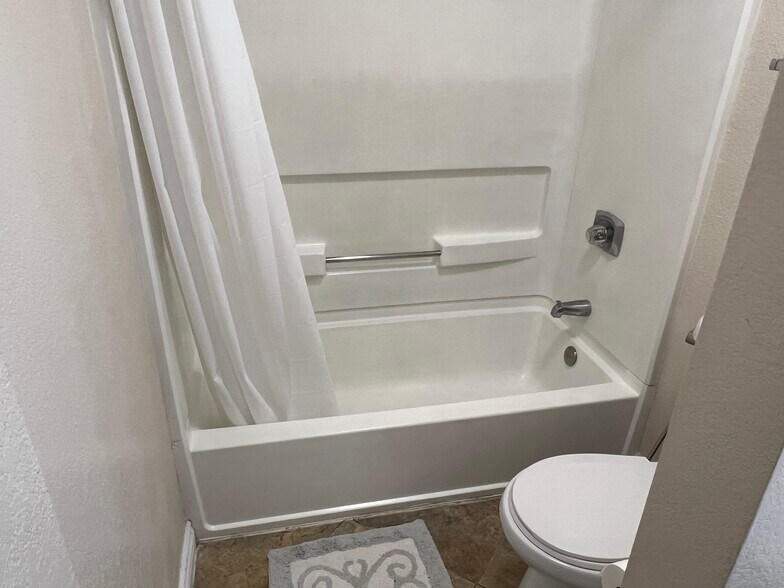 Building Photo - 8889 Caminito Plz