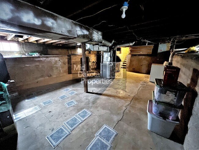 Building Photo - 421 E 7th- 3 bedroom house