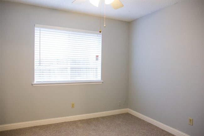 Building Photo - 12051 Creekhurst Dr