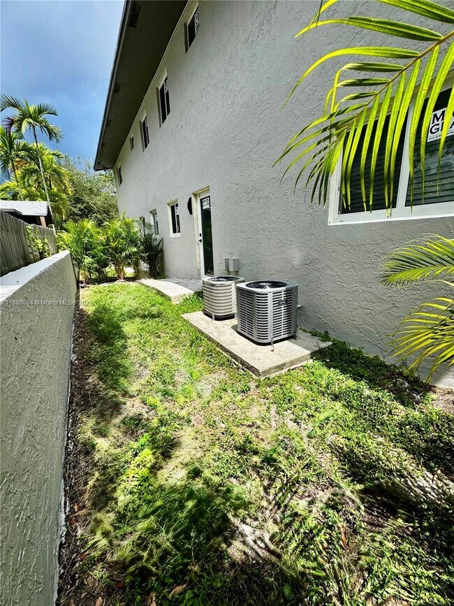Building Photo - 1460 SW 24th Ct