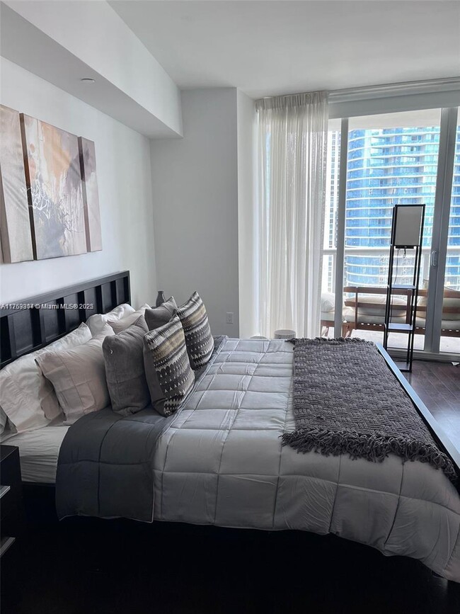 Building Photo - 475 Brickell Ave