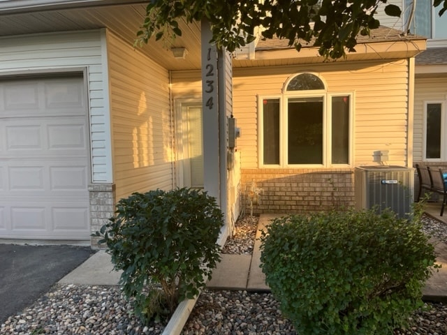 Building Photo - 1234 Crystal Pl E