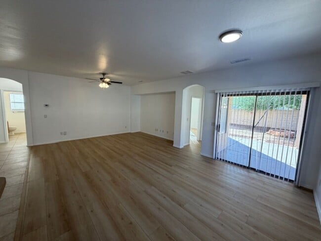 Building Photo - MOVE IN SPECIAL! Charming 3 Bed, 2 Bath in Surprise