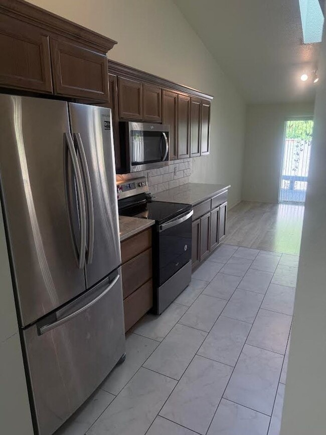 Building Photo - **Half off second month's rent**