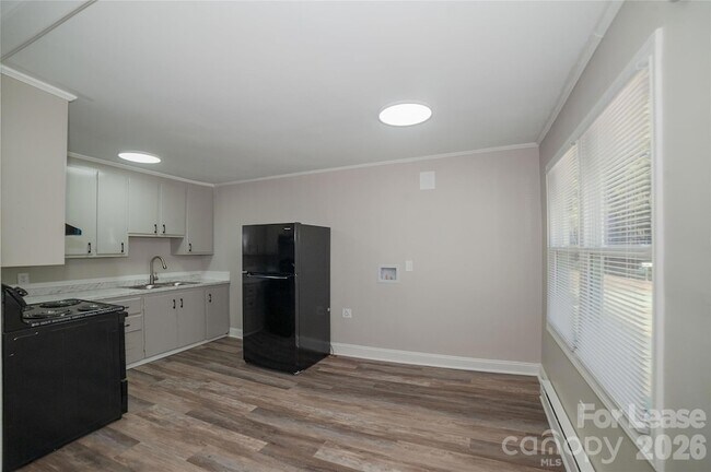 Building Photo - 5113 Higgins St