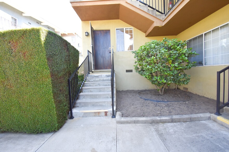 Building Photo - 1570 N Verdugo Rd
