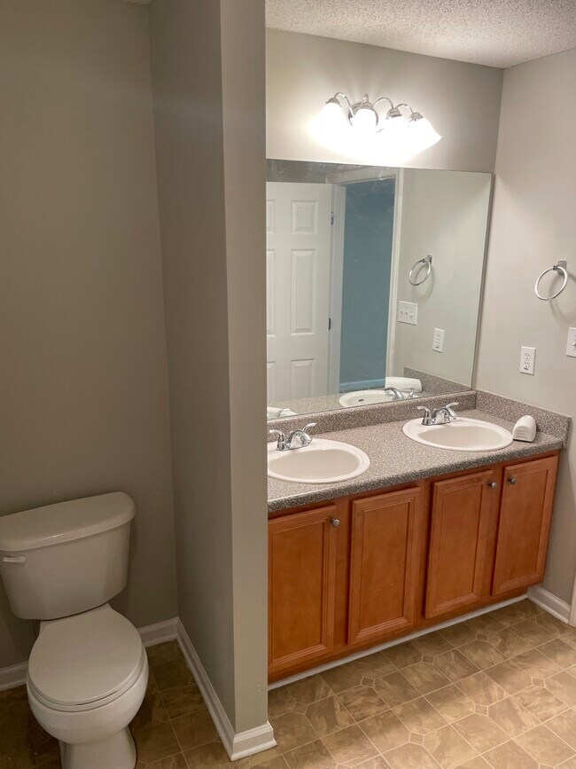 MASTER BATHROOM - 11483 S Glen St