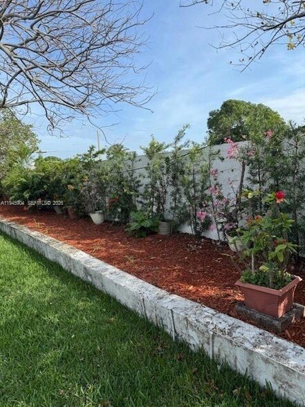 Building Photo - 1045 SW 122nd Ct