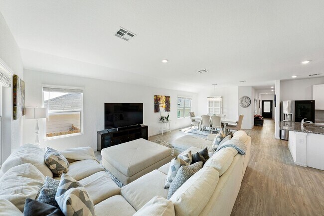 Building Photo - Primary Closet Made for Kings & Queens - UP TO 1 MONTH FREE RENT AVAILABLE!