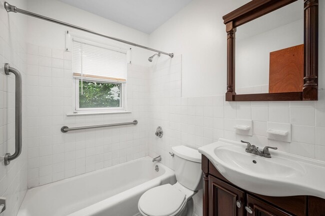 Building Photo - 4-bedroom, 2-bathroom home located in the ...