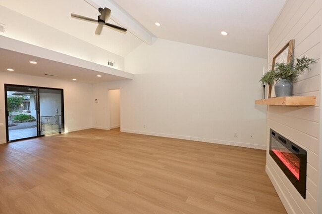 Building Photo - 8418 N Del Mar Ave